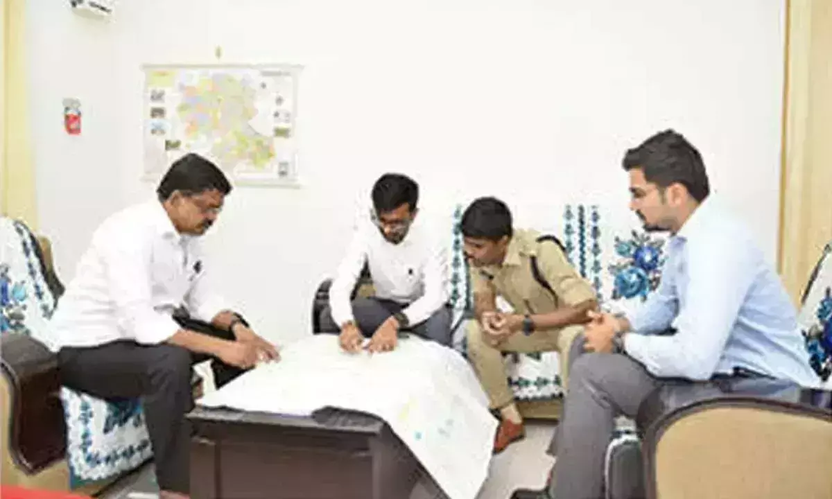 Andhra: वित्त मंत्री ने अनंतपुर में मुख्यमंत्री के दौरे वाले क्षेत्रों का निरीक्षण किया