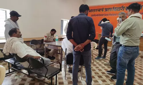 Tikamgarh: रिश्वत लेते हुए हेड कॉन्स्टेबल रंगे हाथ पकड़ा गया Tikamgarh: रिश्वत लेते हुए हेड कॉन्स्टेबल रंगे हाथ पकड़ा गया