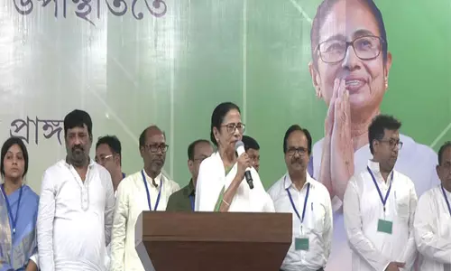 मुर्शिदाबाद हिंसा: CM ममता बनर्जी ने राहत वितरित की, हिंसा को लेकर भाजपा पर निशाना साधा मुर्शिदाबाद हिंसा: CM ममता बनर्जी ने राहत वितरित की, हिंसा को लेकर भाजपा पर निशाना साधा