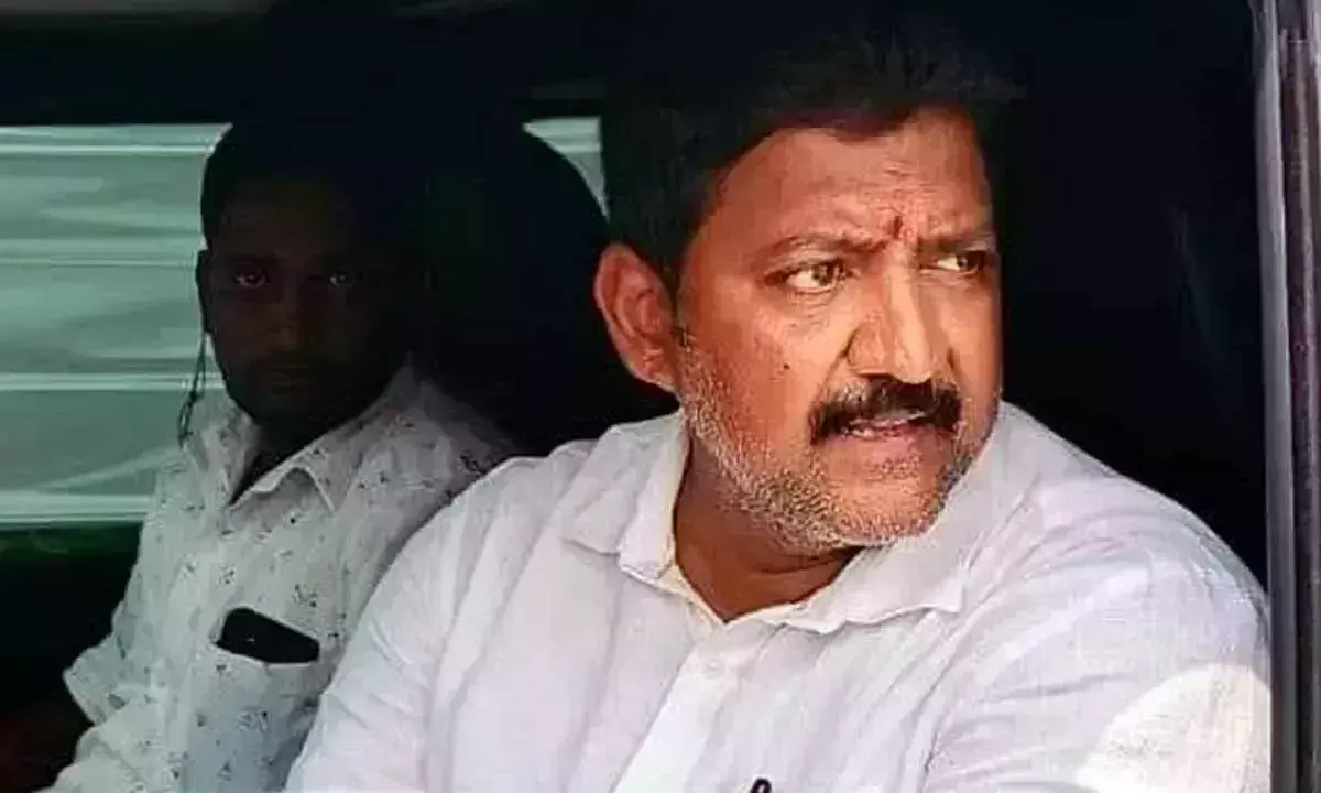 Andhra: गन्नवरम के पूर्व विधायक वल्लभानेनी वामसी की रिमांड बढ़ाई गई Andhra: गन्नवरम के पूर्व विधायक वल्लभानेनी वामसी की रिमांड बढ़ाई गई