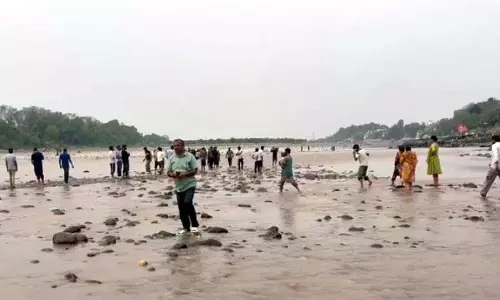 Akhnoor में पानी का स्तर घुटने से नीचे जाने पर लोगों ने चेनाब नदी पार की