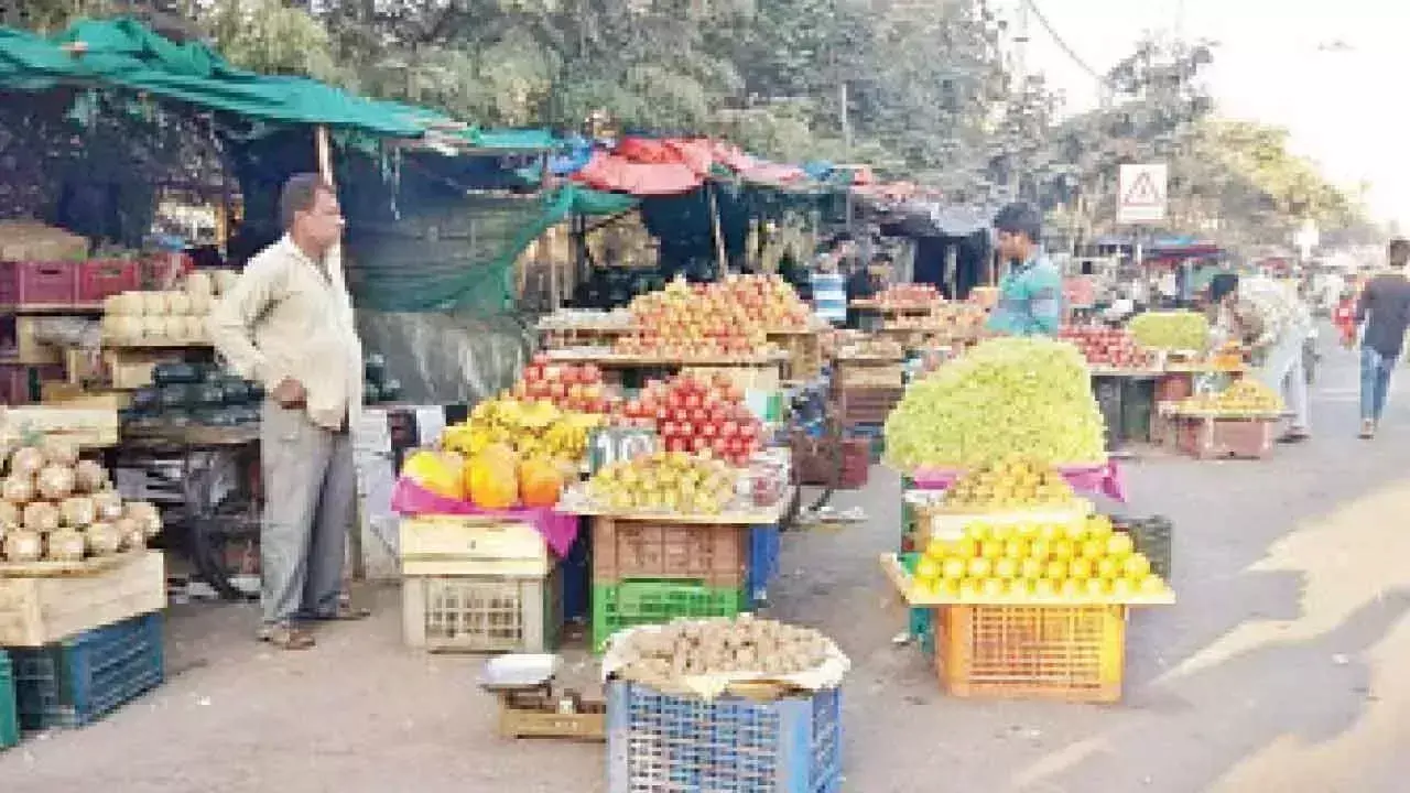 Telangana: शहर की व्यस्त सड़कों पर विक्रेताओं का कब्जा; निवासियों और यात्रियों में परेशानी Telangana: शहर की व्यस्त सड़कों पर विक्रेताओं का कब्जा; निवासियों और यात्रियों में परेशानी