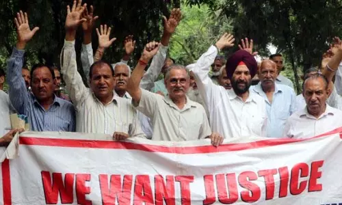 Jammu: पुलिस पेंशनरों ने वेतन विसंगति के खिलाफ प्रदर्शन किया Jammu: पुलिस पेंशनरों ने वेतन विसंगति के खिलाफ प्रदर्शन किया