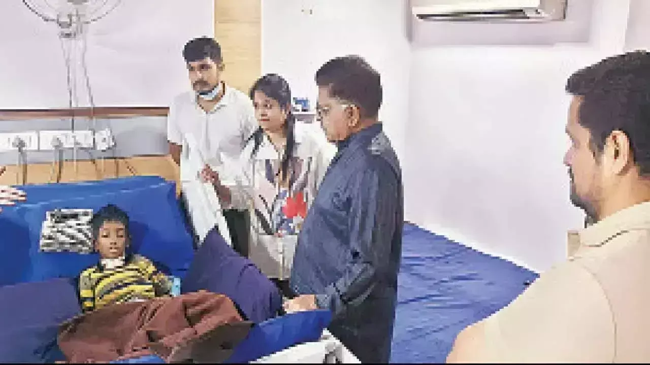 Telangana: अल्लू अरविंद ने संध्या भगदड़ के पीड़ित श्री तेज से मुलाकात की Telangana: अल्लू अरविंद ने संध्या भगदड़ के पीड़ित श्री तेज से मुलाकात की