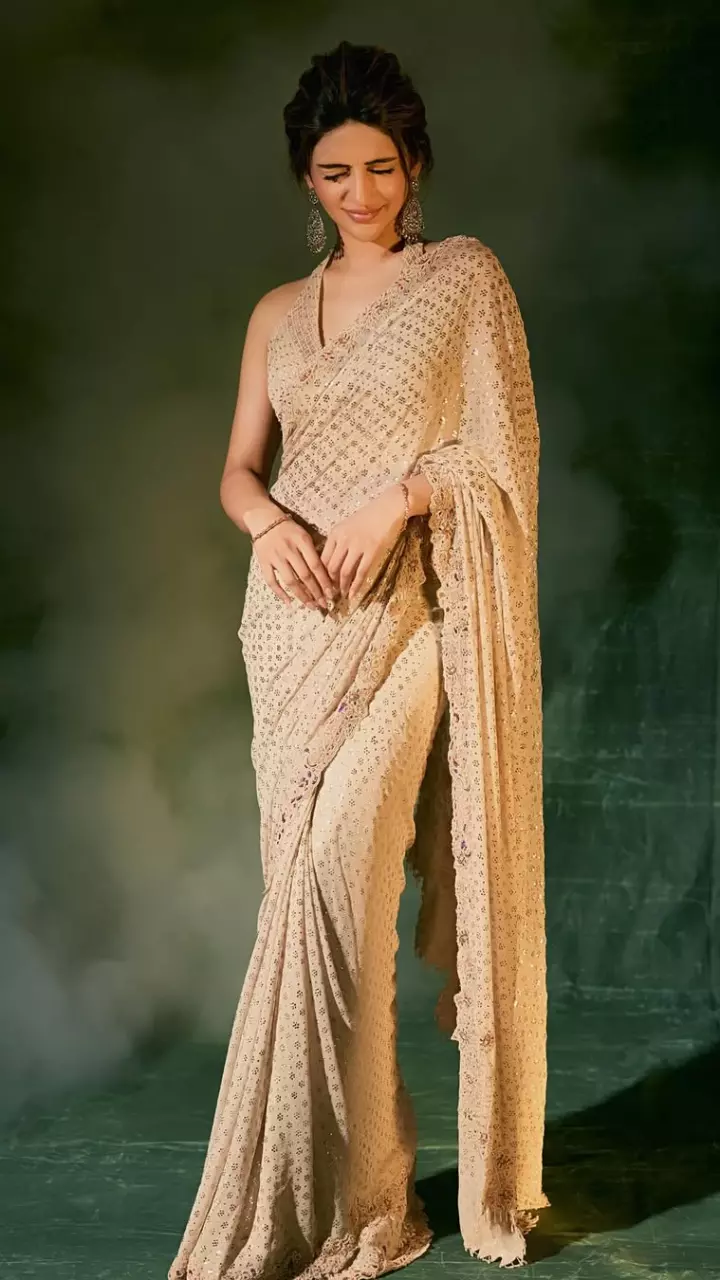 साड़ी मे खूबसूरत लगी श्रीलीला