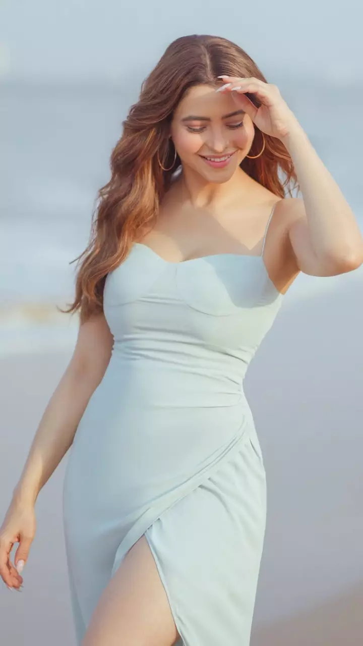Aamna sharif ने लगाया ग्लैमर का तड़का