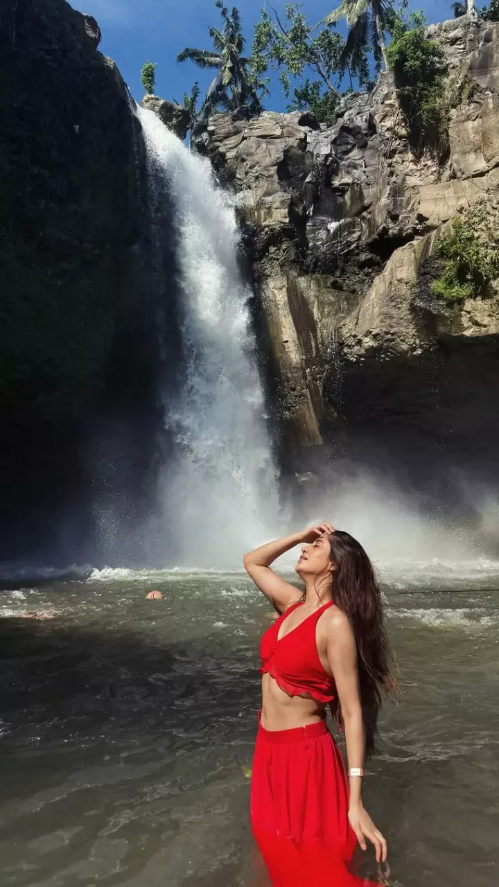 शिवांगी जोशी का हॉट लुक वायरल