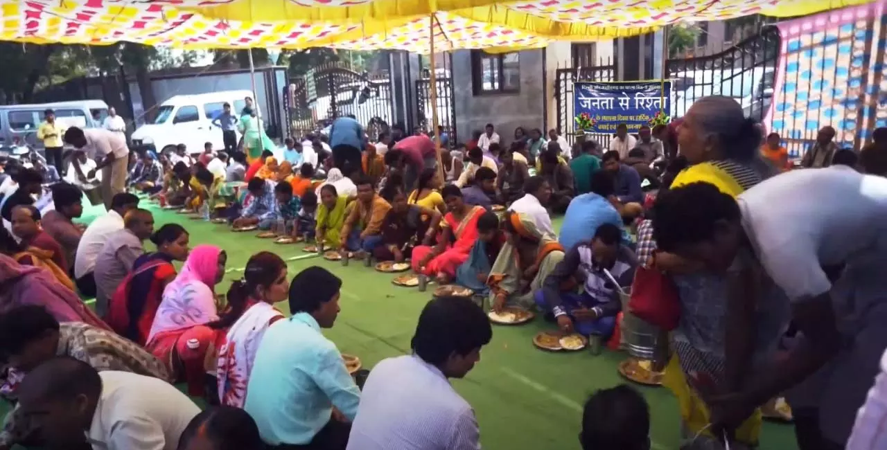 जनता से रिश्ता अखबार ने 13वें स्थापना दिवस पर जरूरत मंदो को दिया भंडारा जनता से रिश्ता अखबार ने 13वें स्थापना दिवस पर जरूरत मंदो को दिया भंडारा