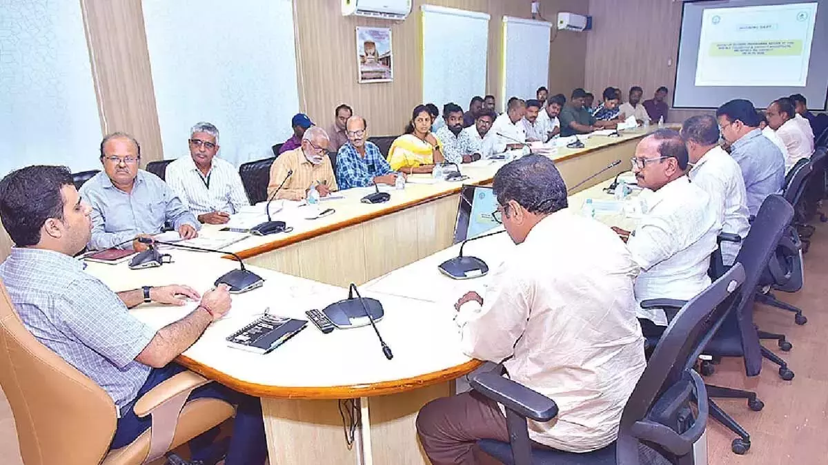 कलेक्टर ने आवास परियोजनाओं में तेजी लाने के निर्देश दिए कलेक्टर ने आवास परियोजनाओं में तेजी लाने के निर्देश दिए