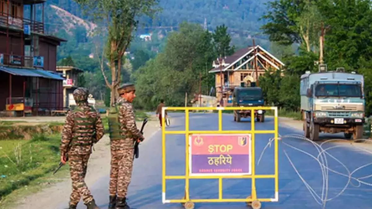 J&K नियंत्रण रेखा पर 7 की मौत, उपराज्यपाल ने संवेदनशील क्षेत्रों से नागरिकों को निकालने का दिया आदेश J&K नियंत्रण रेखा पर 7 की मौत, उपराज्यपाल ने संवेदनशील क्षेत्रों से नागरिकों को निकालने का दिया आदेश