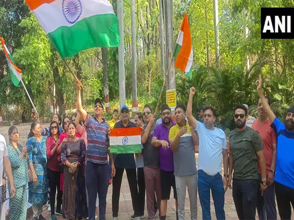 Nagpur के स्थानीय लोगों ने ऑपरेशन सिंदूर का जश्न मनाया Nagpur के स्थानीय लोगों ने ऑपरेशन सिंदूर का जश्न मनाया