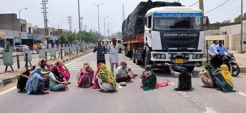 जल संकट के विरोध में महिलाओं ने Narwana-Patiala राजमार्ग जाम किया जल संकट के विरोध में महिलाओं ने Narwana-Patiala राजमार्ग जाम किया