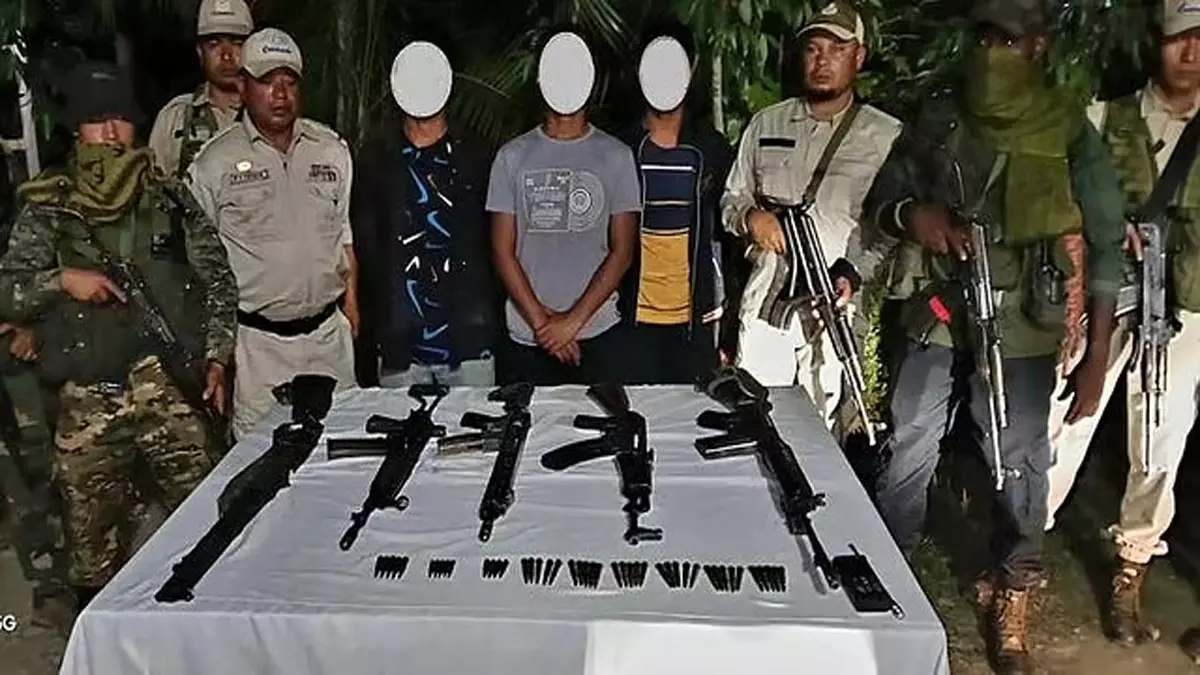 Manipur में 12 और उग्रवादी गिरफ्तार, हथियारों का बड़ा जखीरा बरामद Manipur में 12 और उग्रवादी गिरफ्तार, हथियारों का बड़ा जखीरा बरामद