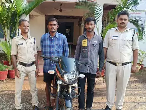 2 लूटेरे गिरफ्तार, सुनसान गलियों और सड़कों में दे रहे थे वारदात को अंजाम 2 लूटेरे गिरफ्तार, सुनसान गलियों और सड़कों में दे रहे थे वारदात को अंजाम