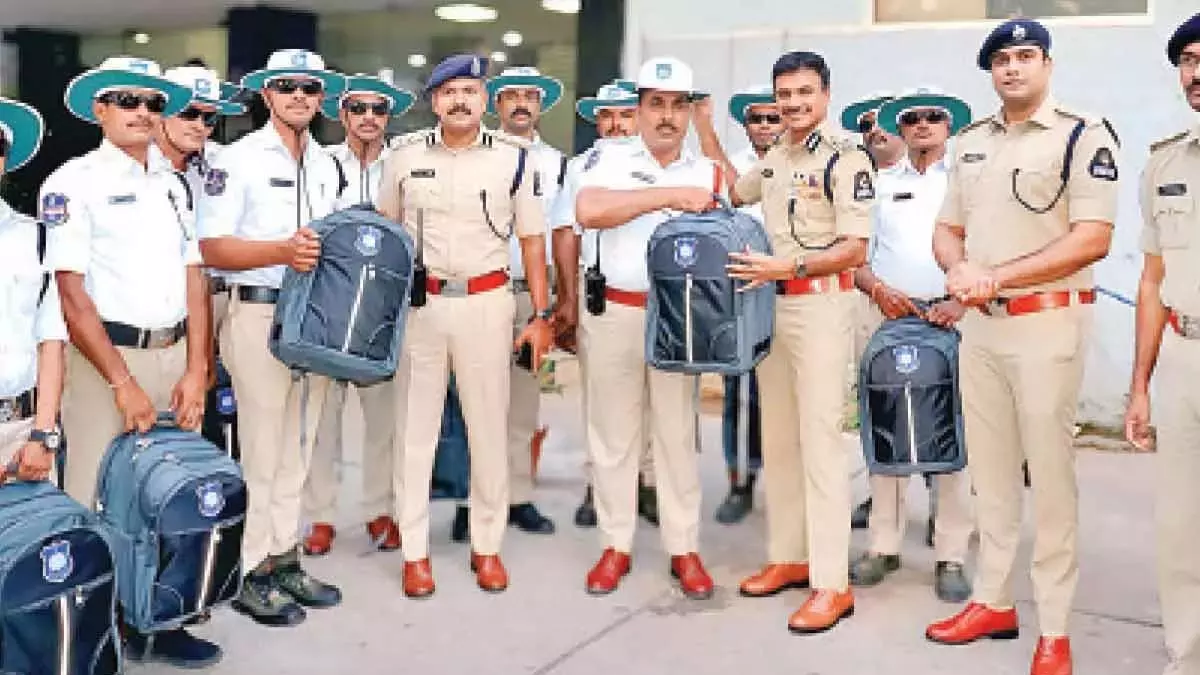 Hyderabad: गर्मी से बचने के लिए ट्रैफिक पुलिस को नई टोपियाँ मिलीं Hyderabad: गर्मी से बचने के लिए ट्रैफिक पुलिस को नई टोपियाँ मिलीं
