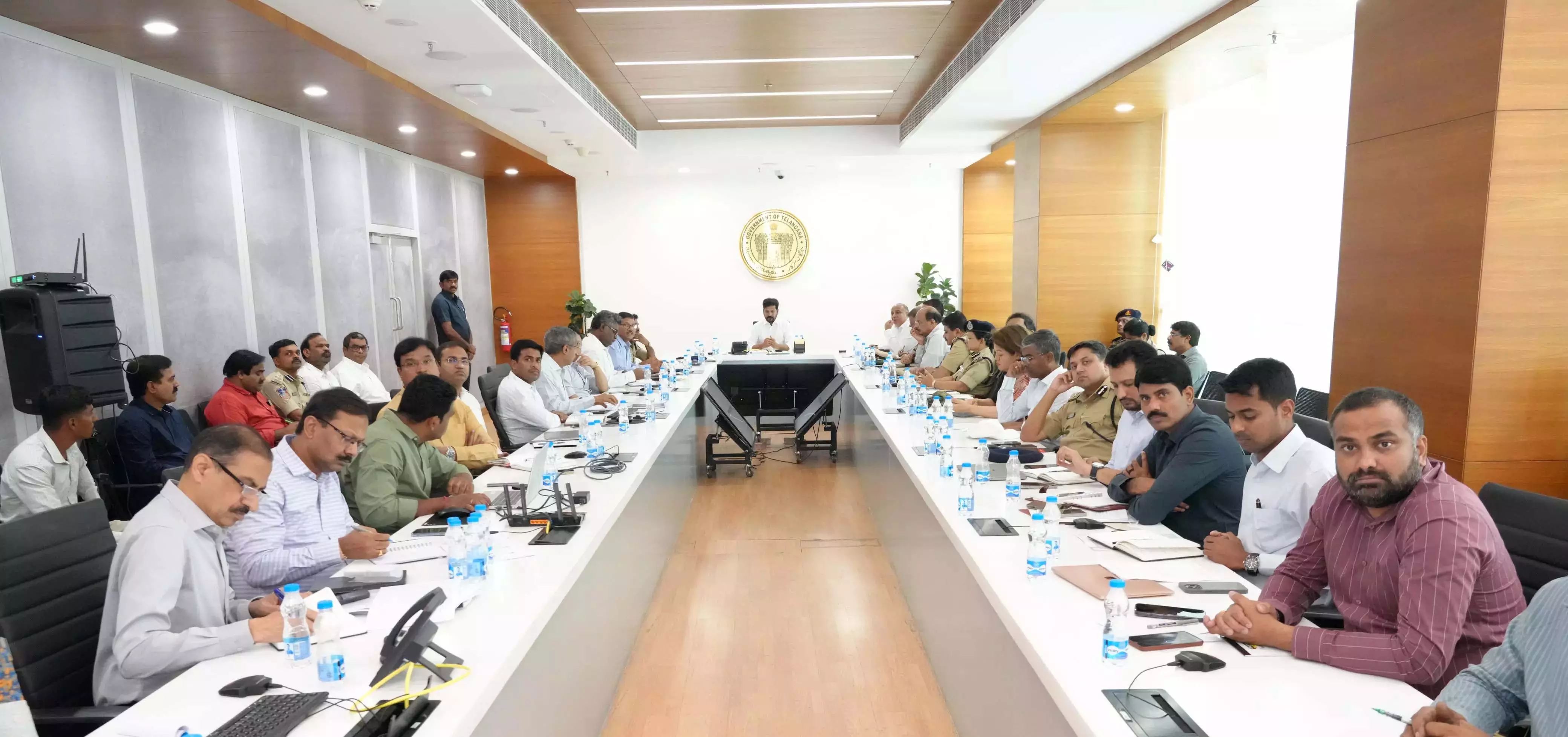 वाणिज्य दूतावासों और IT फर्मों में सुरक्षा बढ़ाएँ: CM Revanth वाणिज्य दूतावासों और IT फर्मों में सुरक्षा बढ़ाएँ: CM Revanth