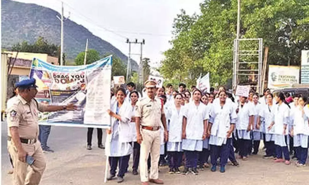 MIMS के चिकित्सकों द्वारा नशा विरोधी रैली MIMS के चिकित्सकों द्वारा नशा विरोधी रैली