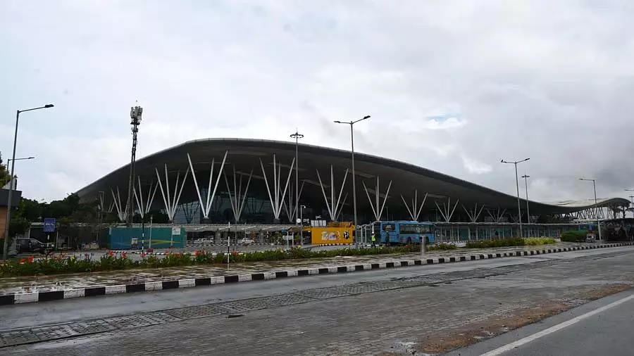 Bengaluru एयरपोर्ट ने हवाई क्षेत्र में प्रतिबंधों के बीच एडवाइजरी जारी की Bengaluru एयरपोर्ट ने हवाई क्षेत्र में प्रतिबंधों के बीच एडवाइजरी जारी की
