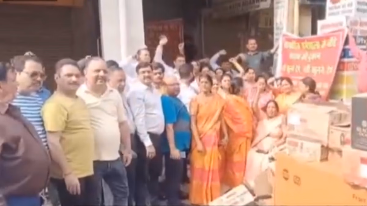 Lucknow: आवासीय क्षेत्र में शराब की दुकान खुलने पर हंगामा, स्थानीय लोगों का विरोध Lucknow: आवासीय क्षेत्र में शराब की दुकान खुलने पर हंगामा, स्थानीय लोगों का विरोध