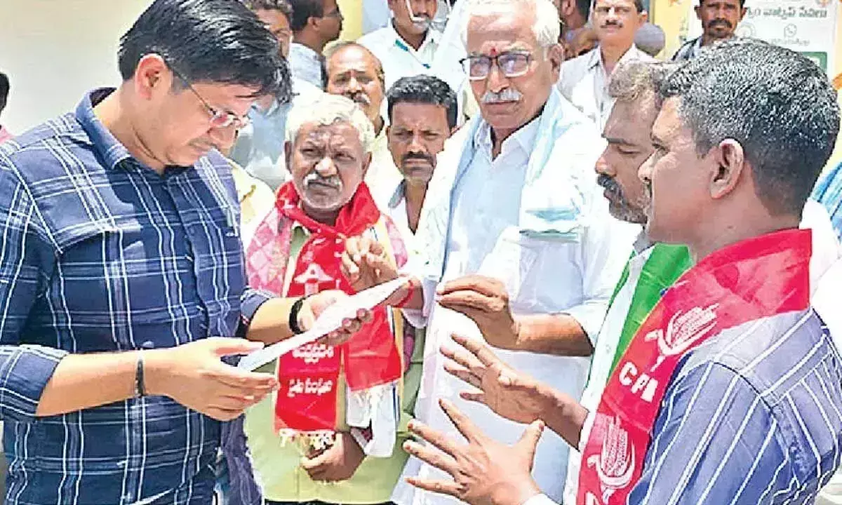 Andhra: सिंचाई से वंचित गांवों के लिए किसानों ने हंड्री-नीवा नहर से उप-नहर की मांग की Andhra: सिंचाई से वंचित गांवों के लिए किसानों ने हंड्री-नीवा नहर से उप-नहर की मांग की