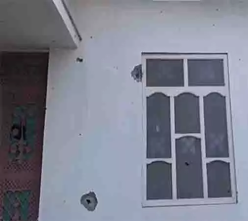 पाकिस्तानी सेना ने जम्मू-कश्मीर के सीमावर्ती गांव पर गोलाबारी की, नागरिक बुनियादी ढांचे को नुकसान पहुंचा पाकिस्तानी सेना ने जम्मू-कश्मीर के सीमावर्ती गांव पर गोलाबारी की, नागरिक बुनियादी ढांचे को नुकसान पहुंचा