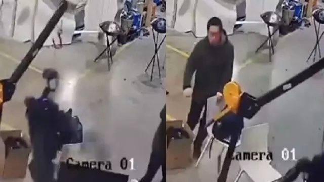 Robot की खराबी कैमरे में कैद, मशीन द्वारा श्रमिकों पर हथियार फेंकने का चौंकाने वाला वीडियो वायरल Robot की खराबी कैमरे में कैद, मशीन द्वारा श्रमिकों पर हथियार फेंकने का चौंकाने वाला वीडियो वायरल