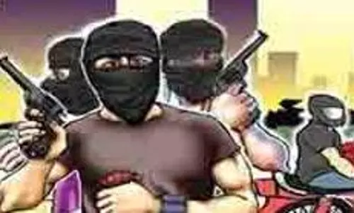 Jamshedpur: पेट्रोल पंप पर बंदूक की नोक पर पैसे लूटकर फरार हुए बदमाश Jamshedpur: पेट्रोल पंप पर बंदूक की नोक पर पैसे लूटकर फरार हुए बदमाश