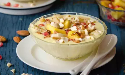 Fruit Custard : गर्मी के मौसम में तैयार करें फ्रूट कस्टर्ड