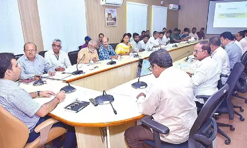 कलेक्टर ने आवास परियोजनाओं में तेजी लाने के निर्देश दिए