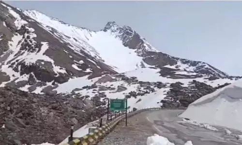 खराब मौसम के कारण Manali-Leh राजमार्ग को फिर से खोलने में देरी