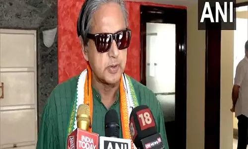 Shashi Tharoor ने पाकिस्तान को संघर्ष का विस्तार करने की अनुमति न देने के लिए सरकार की प्रशंसा की