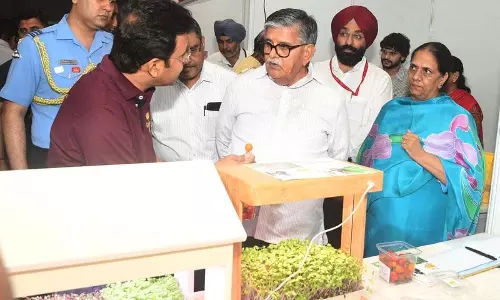 Chandigarh: गुलाब चंद कटारिया ने स्वास्थ्य केंद्रों का दौरा किया