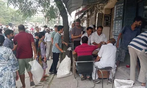 Amritsar में घबराहट में खरीदारी: फर्जी सलाह से सीमावर्ती शहर में भंडारण को बढ़ावा Amritsar में घबराहट में खरीदारी: फर्जी सलाह से सीमावर्ती शहर में भंडारण को बढ़ावा