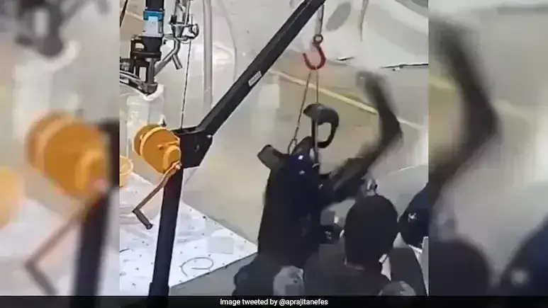 फैक्ट्री में टेस्टिंग के दौरान हाथापाई पर उतरा रोबोट, देखें Video फैक्ट्री में टेस्टिंग के दौरान हाथापाई पर उतरा रोबोट, देखें Video