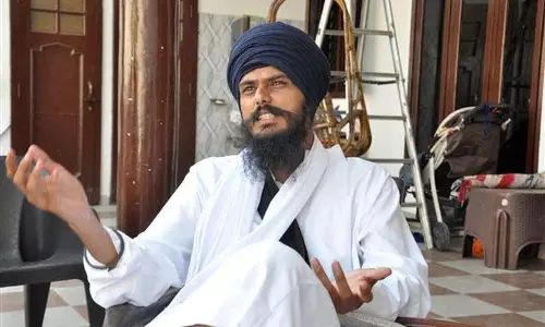 जेल में बंद MP अमृतपाल की पार्टी के कार्यकर्ताओं ने अमृतसर में विरोध मार्च निकाला जेल में बंद MP अमृतपाल की पार्टी के कार्यकर्ताओं ने अमृतसर में विरोध मार्च निकाला