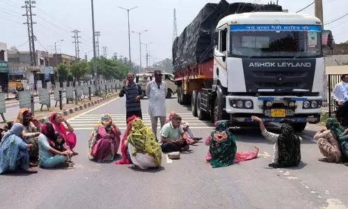 जल संकट के विरोध में महिलाओं ने Narwana-Patiala राजमार्ग जाम किया जल संकट के विरोध में महिलाओं ने Narwana-Patiala राजमार्ग जाम किया