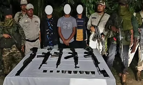Manipur में 12 और उग्रवादी गिरफ्तार, हथियारों का बड़ा जखीरा बरामद Manipur में 12 और उग्रवादी गिरफ्तार, हथियारों का बड़ा जखीरा बरामद