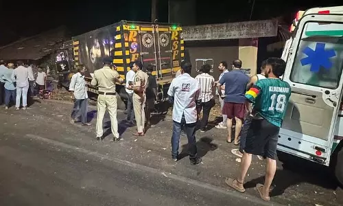 Kuncolim मार्केट में मछली से भरा ट्रक घर से टकराया, ड्राइवर घायल