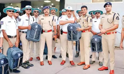 Hyderabad: गर्मी से बचने के लिए ट्रैफिक पुलिस को नई टोपियाँ मिलीं