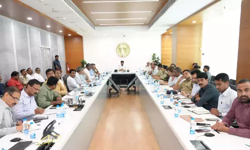 वाणिज्य दूतावासों और IT फर्मों में सुरक्षा बढ़ाएँ: CM Revanth वाणिज्य दूतावासों और IT फर्मों में सुरक्षा बढ़ाएँ: CM Revanth