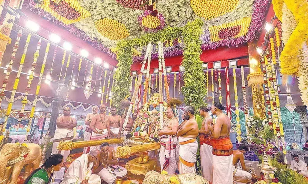 Andhra: श्री पद्मावती परिणयोत्सवम आश्चर्यजनक दशावतार मंडपम में शुरू हुआ