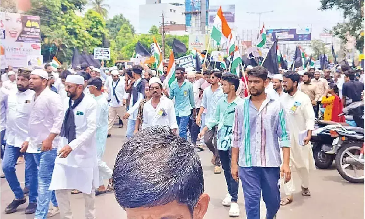 Andhra: मुसलमानों ने वक्फ अधिनियम के खिलाफ प्रदर्शन किया Andhra: मुसलमानों ने वक्फ अधिनियम के खिलाफ प्रदर्शन किया