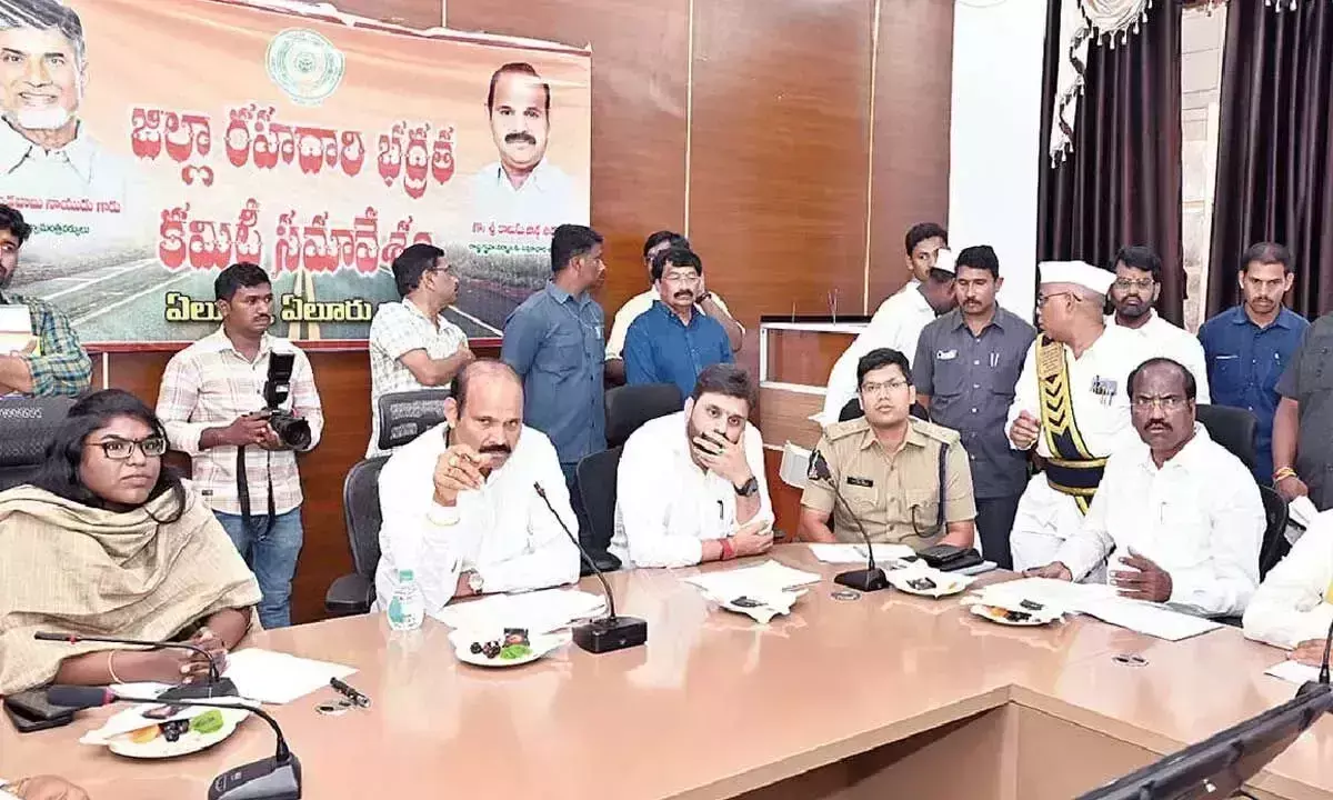 Andhra: राजमार्ग पर बढ़ते ढाबे दुर्घटनाओं का कारण बन रहे हैं Andhra: राजमार्ग पर बढ़ते ढाबे दुर्घटनाओं का कारण बन रहे हैं