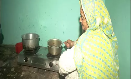 Pakistan की ओर से आधी रात को की गई गोलाबारी के बीच राजौरी के ग्रामीणों ने बंकरों में शरण ली