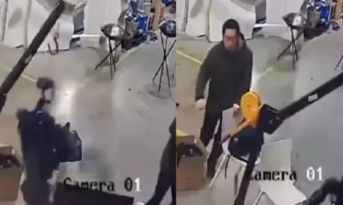 Robot की खराबी कैमरे में कैद, मशीन द्वारा श्रमिकों पर हथियार फेंकने का चौंकाने वाला वीडियो वायरल