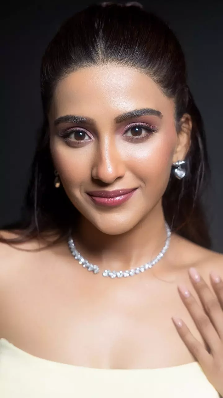 सामने आया Nimrrit Kaur का नया फोटोशूट