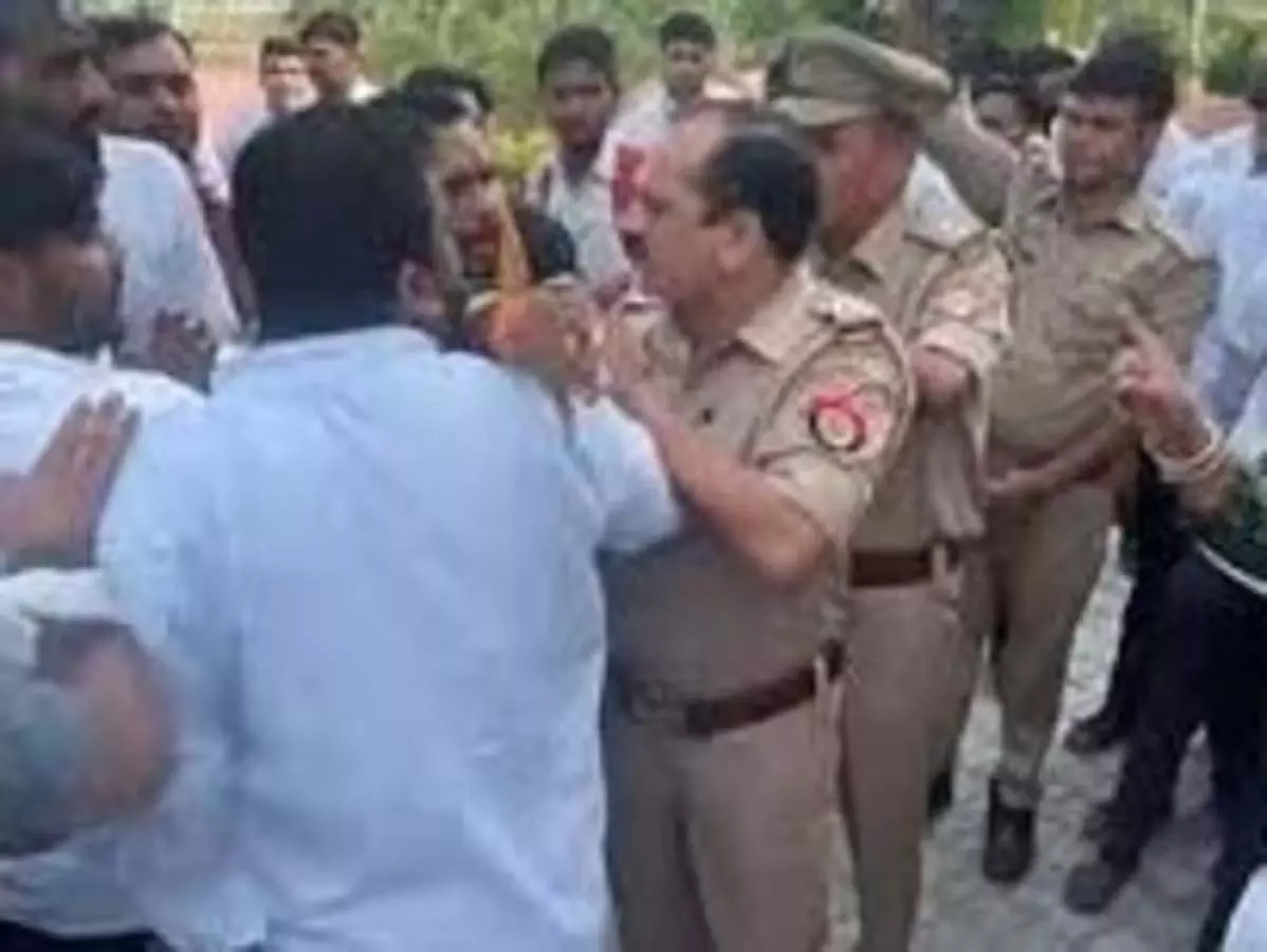नर्सिंग कॉलेज में हंगामा, शिक्षक के फरमान से स्टूडेंट्स में रोष नर्सिंग कॉलेज में हंगामा, शिक्षक के फरमान से स्टूडेंट्स में रोष