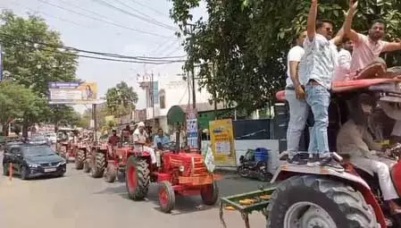बिजनौर : सेना के सम्मान में किसानों का ट्रैक्टर मार्च, पाकिस्तान को दी चेतावनी बिजनौर : सेना के सम्मान में किसानों का ट्रैक्टर मार्च, पाकिस्तान को दी चेतावनी