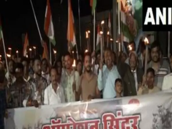 Nagpur: भारतीय सेना की महान वीरता का जश्न मनाने के लिए लोगों ने निकाली भव्य मशाल रैली Nagpur: भारतीय सेना की महान वीरता का जश्न मनाने के लिए लोगों ने निकाली भव्य मशाल रैली
