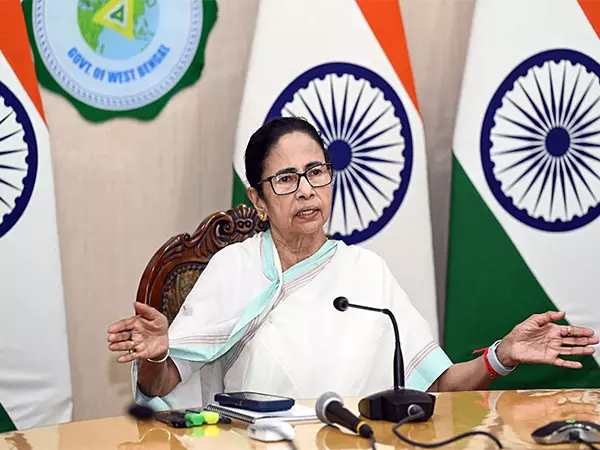 हम आतंकवाद के खिलाफ एकजुट हैं: CM ममता बनर्जी हम आतंकवाद के खिलाफ एकजुट हैं: CM ममता बनर्जी